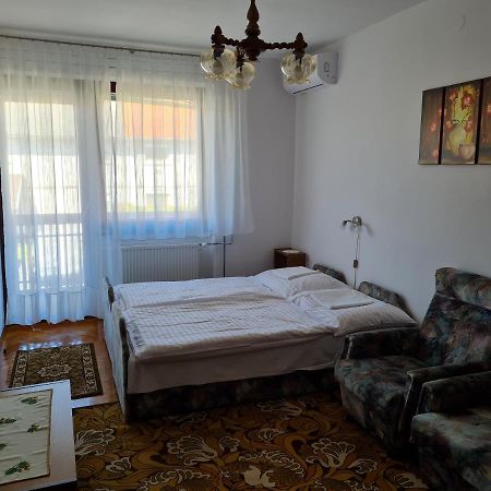 Gyoengyvirag Apartman Ленти Екстериор снимка