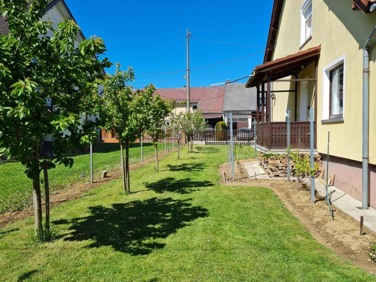 Gyoengyvirag Apartman Ленти Екстериор снимка